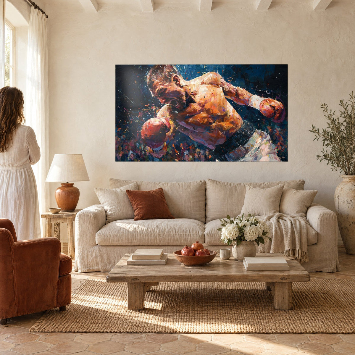 Gemälde eines oberkörperfreien MMA-Kämpfers mit roten Handschuhen, nächtlich blauer Hintergrund mit orangefarbenen Funken, über einem Sofa in einem hellen Wohnzimmer