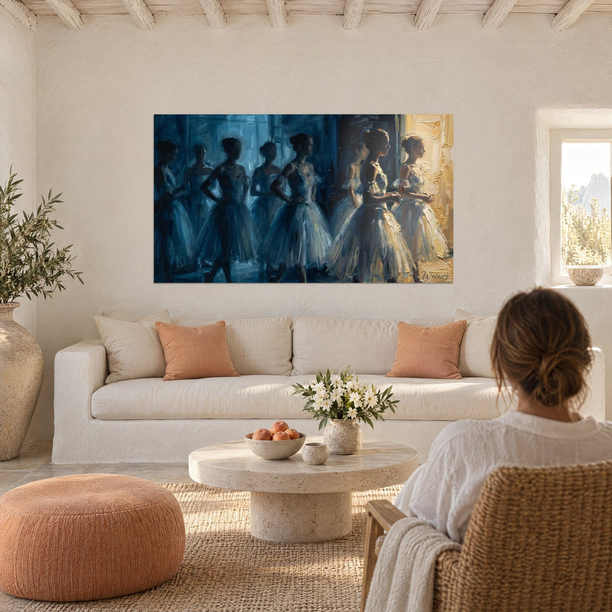 Tableau ballerines en tutus bleu nuit et ivoire sur fond doré, empâtements à l'huile, au-dessus d'un canapé dans un salon lumineux