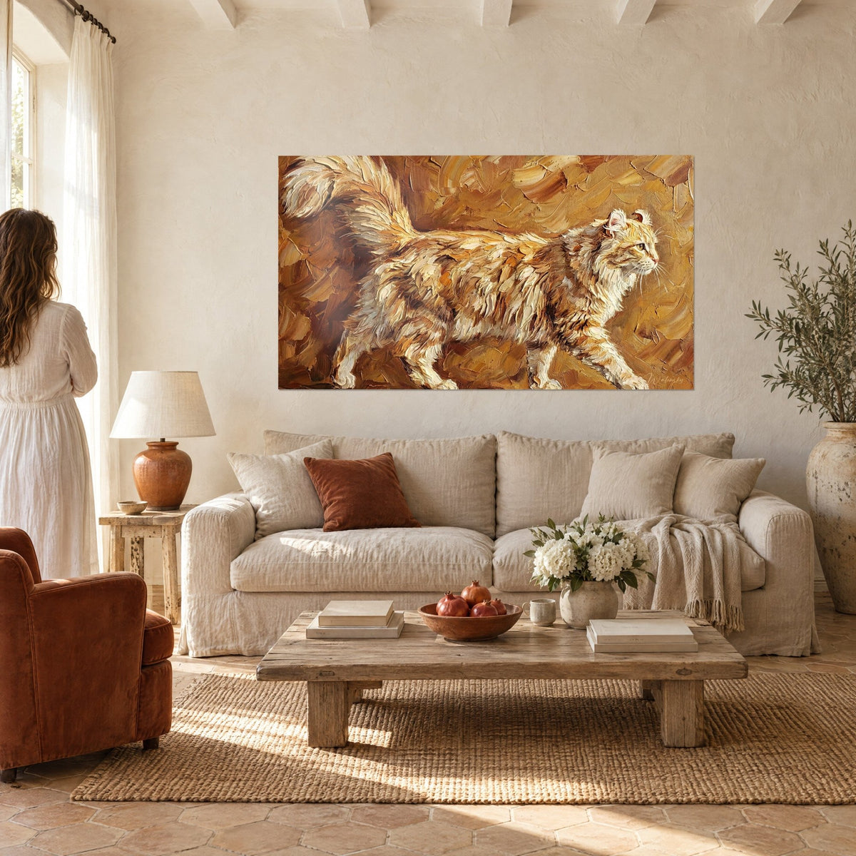 Gemälde einer rotbraunen Katze im Gang, buschiger Schwanz, cremige und ockerfarbene Pinselstriche, von hinten über einem Sofa in einem hellen Wohnzimmer