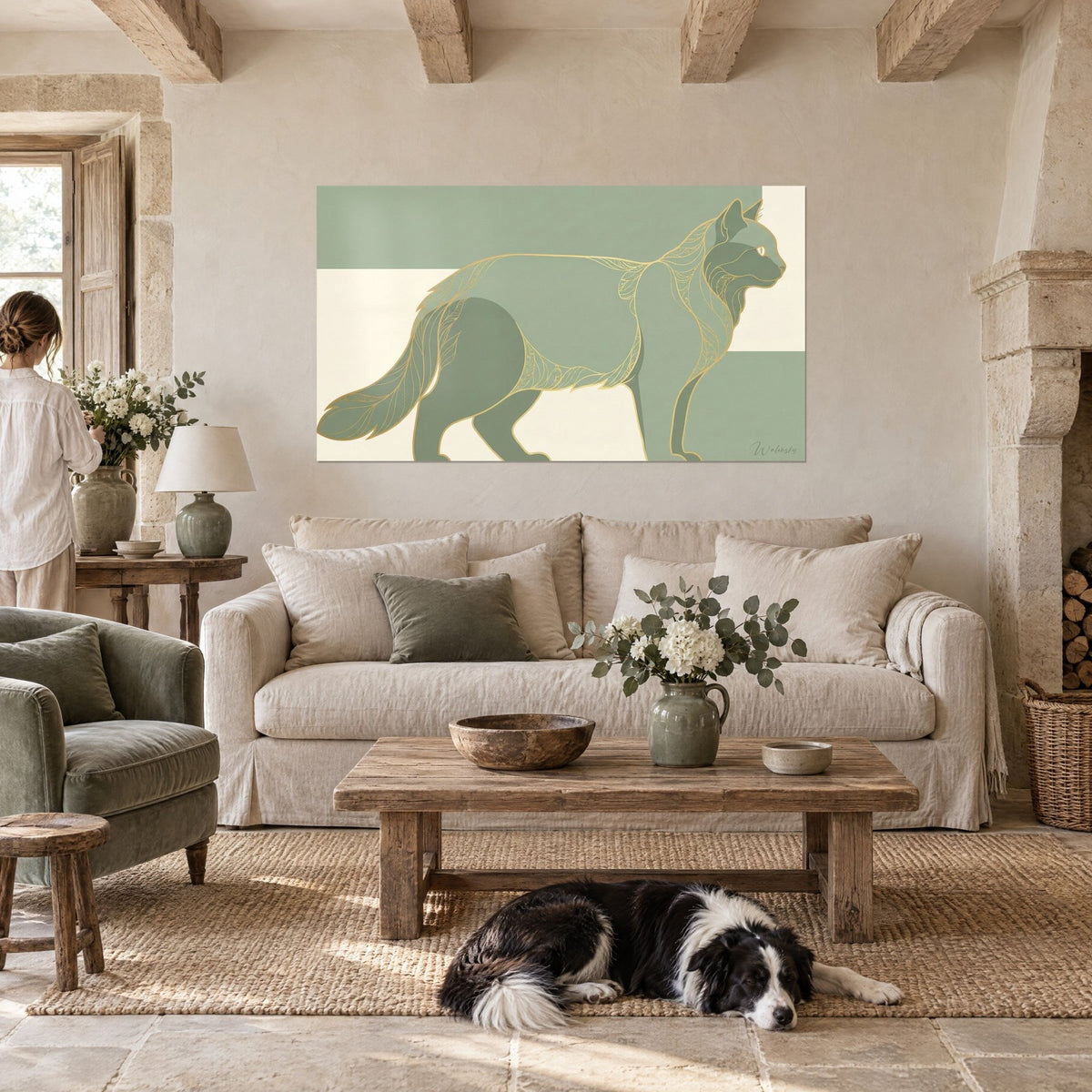 Gemälde Nebelung-Katze stilisiert in Salbeigrün und Creme, goldene Linien, Collie auf dem Teppich liegend, über einem Sofa in einem hellen Wohnzimmer