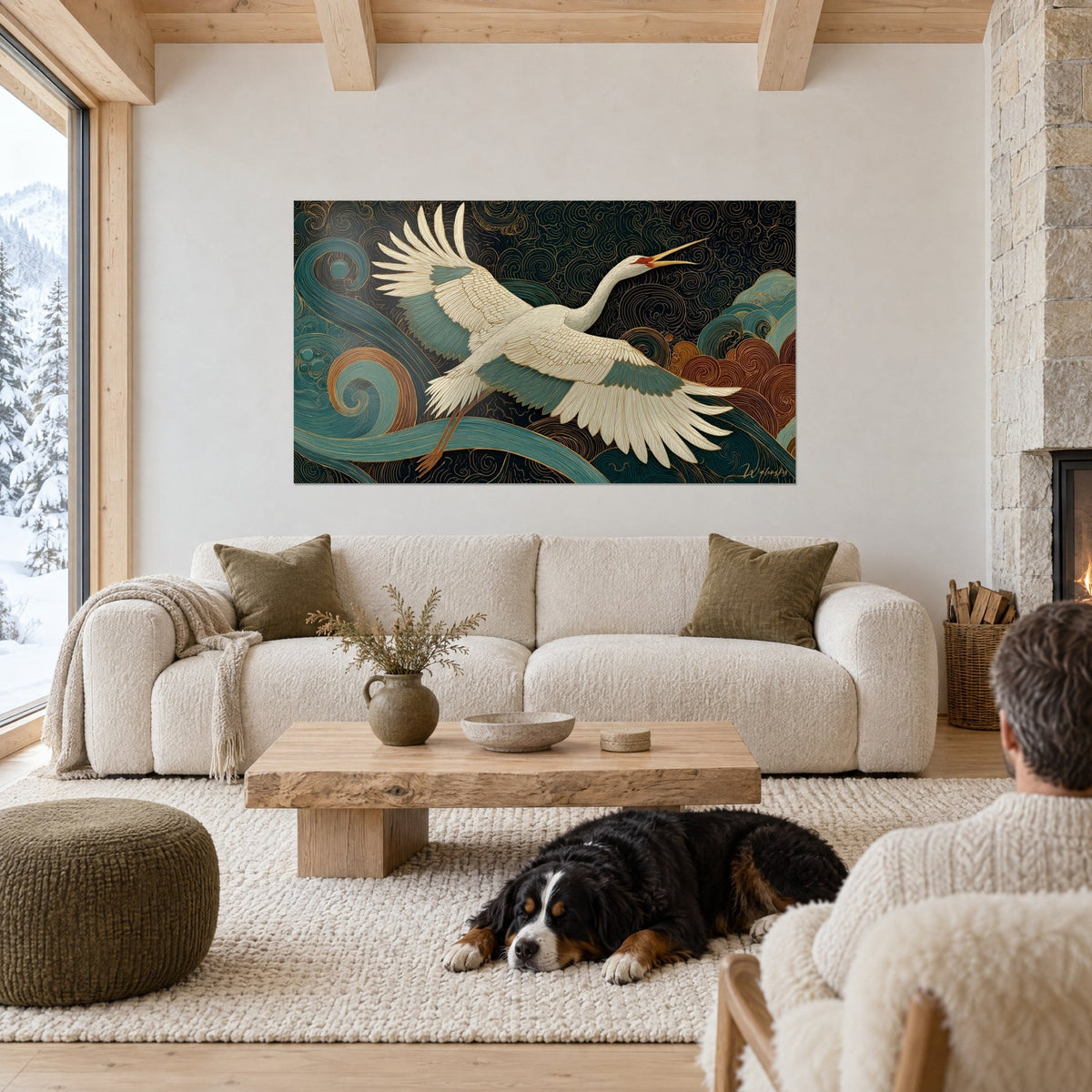 Gemälde Kranich mit ausgebreiteten weißen Flügeln, elfenbeinfarbene und graugrüne Federn auf nachtschwarzem Grund, über einem Sofa in einem hellen Wohnzimmer