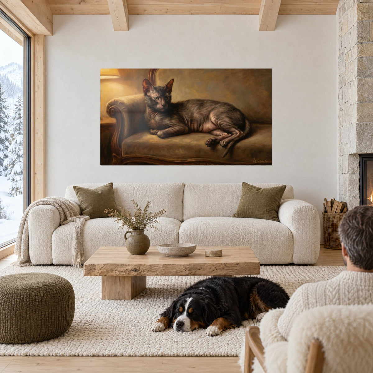 Schilderij Lykoi-kat houtskoolgrijs liggend op een mosterdgele fauteuil, zwart-witte hond languit, boven een bank in een lichte woonkamer
