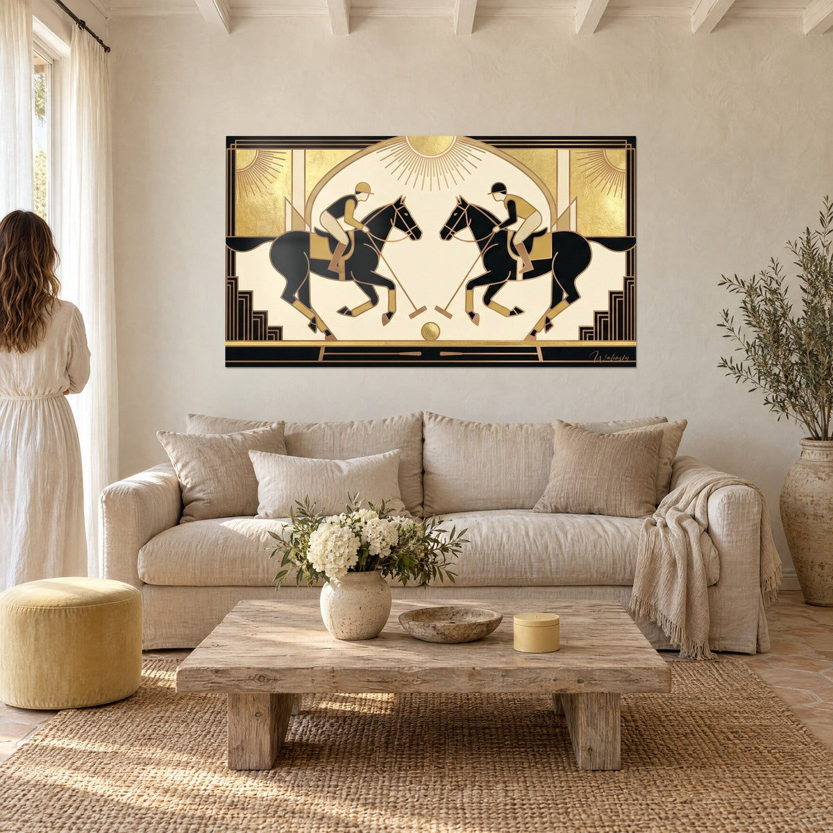 Gemälde Polo-Spieler im Spiegelbild, schwarze Pferde und goldene Art-Déco-Sonne, zwei Personen von hinten, über einem Sofa in einem hellen Wohnzimmer