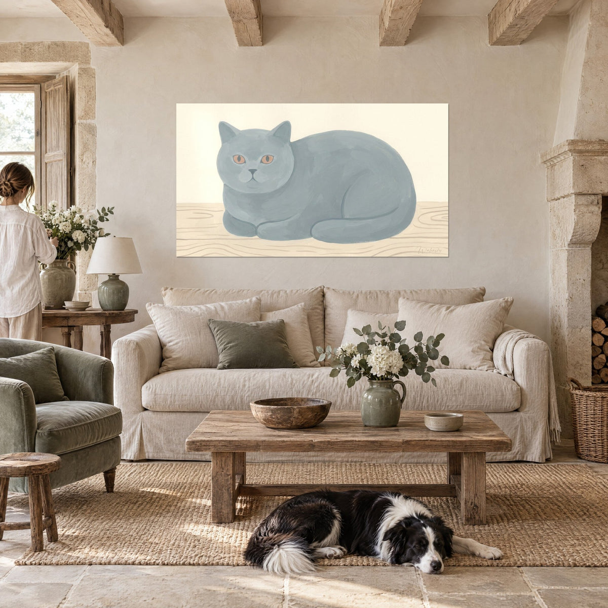 Cuadro de un gato British Shorthair gris azulado de ojos cobrizos, tumbado sobre una balda de madera beige, encima de un sofá en un salón luminoso