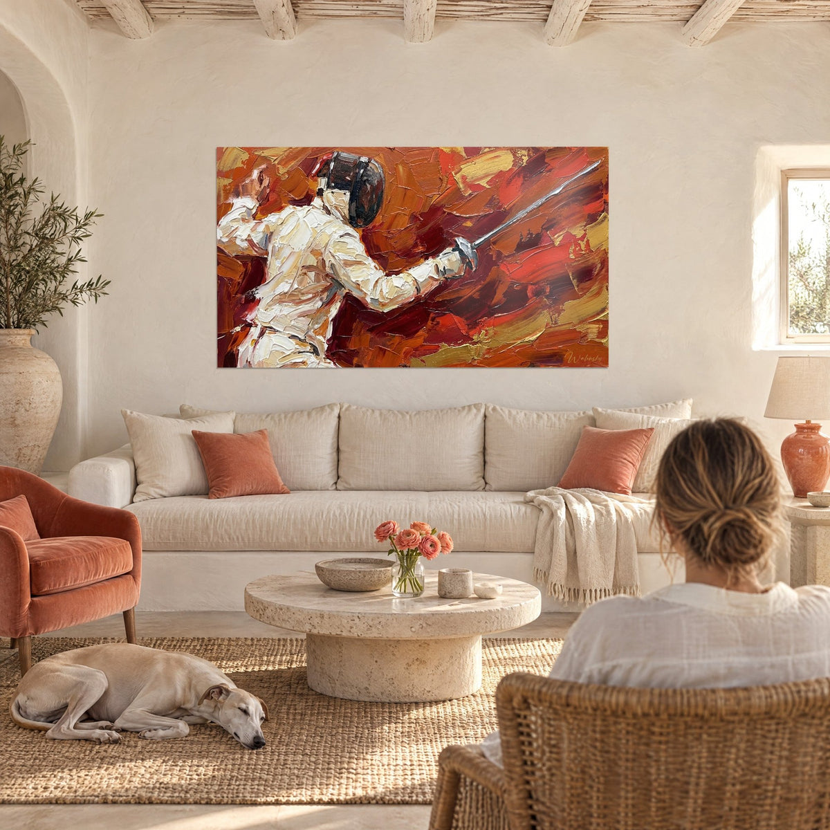 Tableau escrimeur en veste blanche, épée tendue, fond rouge brique et or, au-dessus d'un canapé dans un salon lumineux