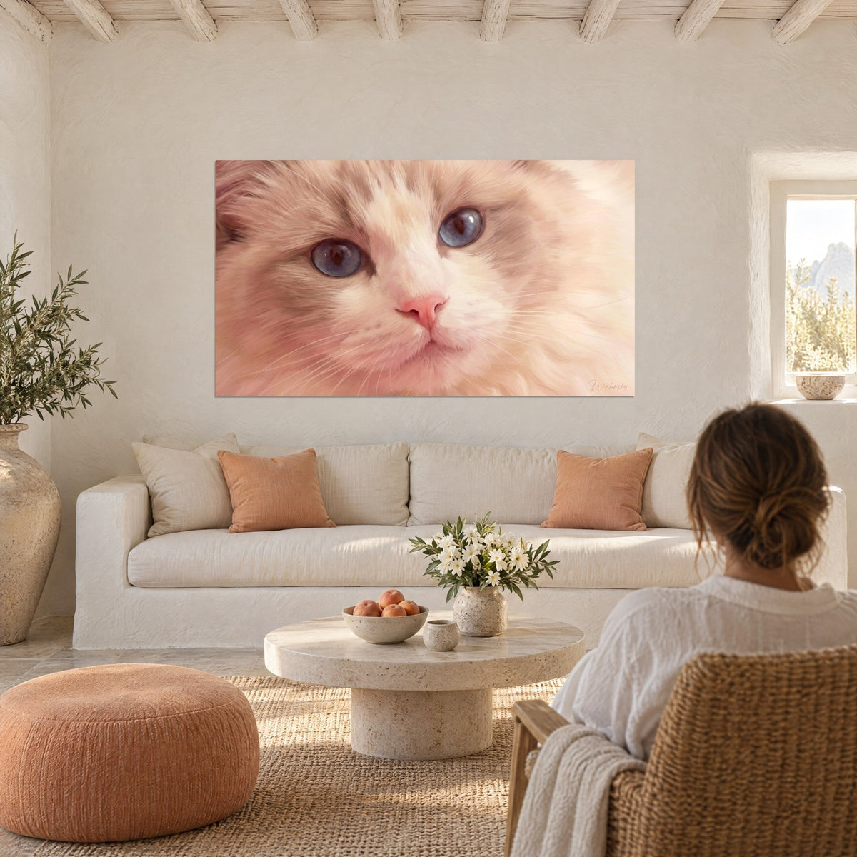 Gemälde Ragdoll-Kätzchen mit lavendelblauen Augen, rosa Schnäuzchen und cremefarbenem Fell, über einem Sofa in einem hellen Wohnzimmer