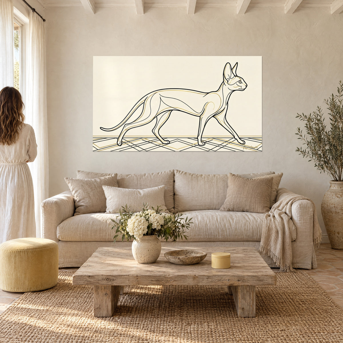 Πίνακας λεπτόσωμης γάτας Cornish Rex σε μαύρη και χρυσή γραμμή πάνω σε κρεμ φόντο, πάνω από καναπέ σε φωτεινό σαλόνι
