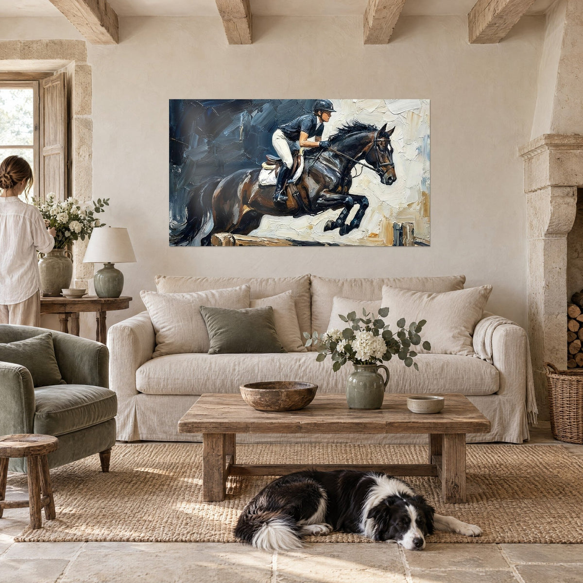 Tableau cavalier en casque noir franchissant un obstacle, cheval bai brun sur fond ivoire et bleu nuit, au-dessus d'un canapé dans un salon lumineux