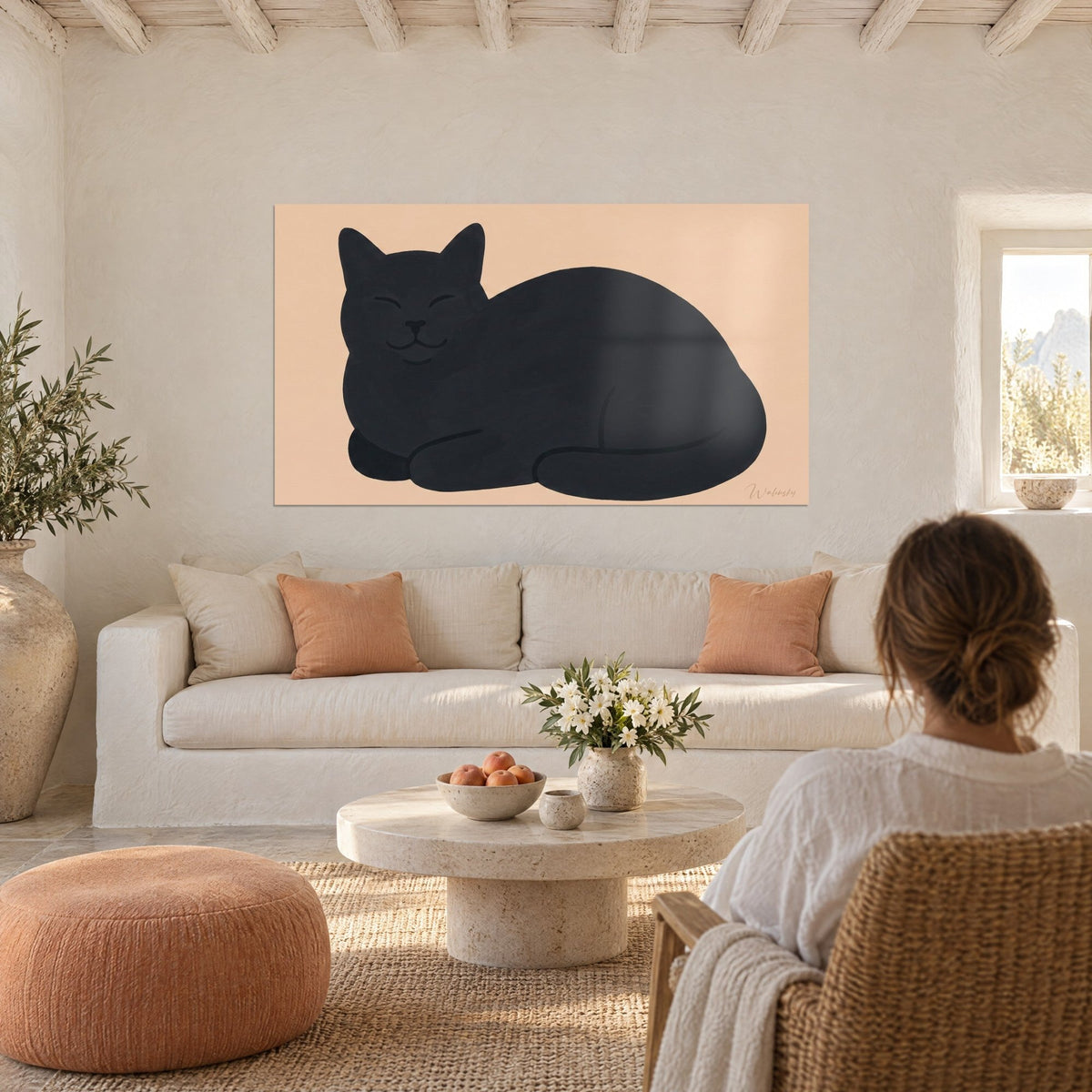 Cuadro gato negro durmiendo con los ojos cerrados, sobre fondo melocotón, una mujer de espaldas lo mira, encima de un sofá en un salón luminoso
