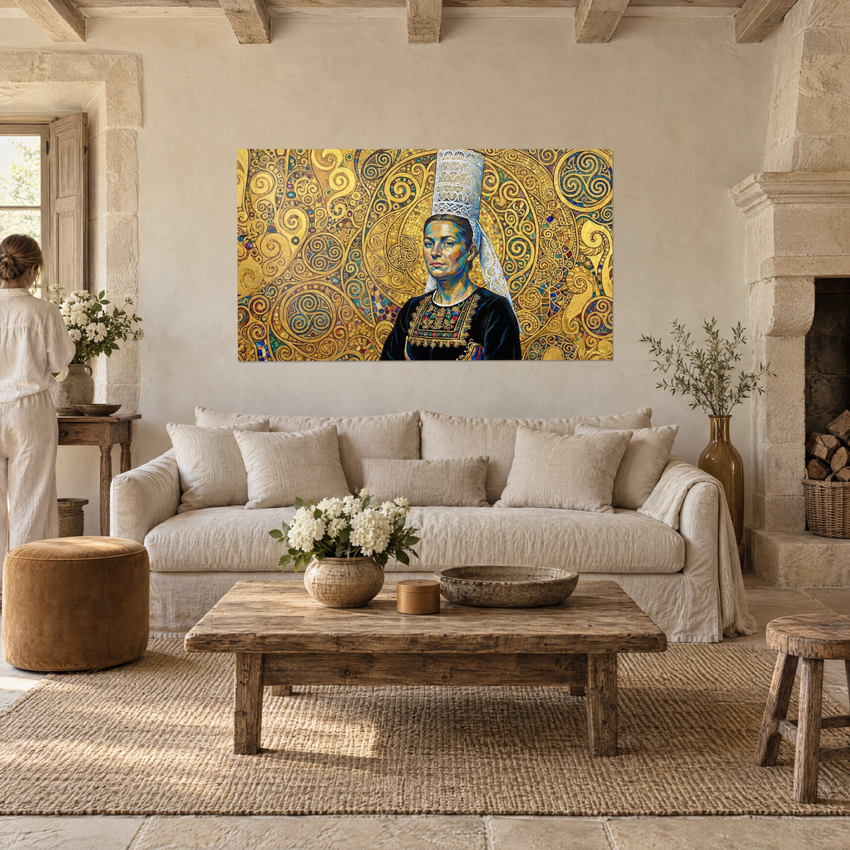 Schilderij portret van een Bretonse met wit kanten muts, gouden en smaragdgroene spiralen, van achteren gezien, boven een bank in een lichte woonkamer