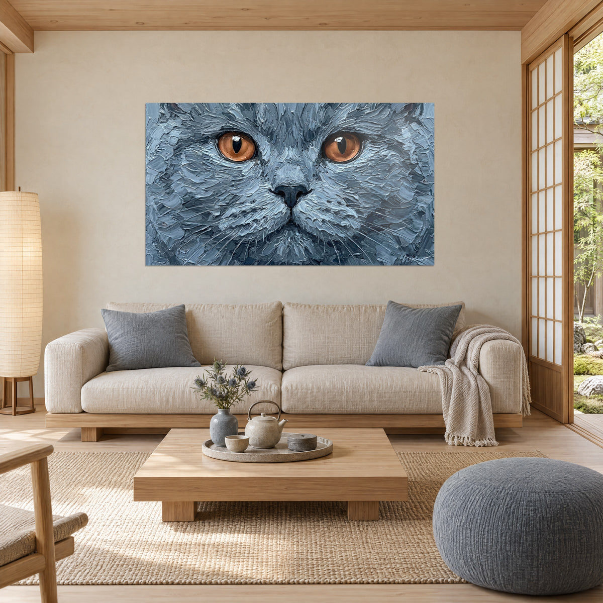 Tableau British Shorthair aux yeux ambrés, pelage gris-bleu en épais coups de couteau, au-dessus d'un canapé dans un salon lumineux