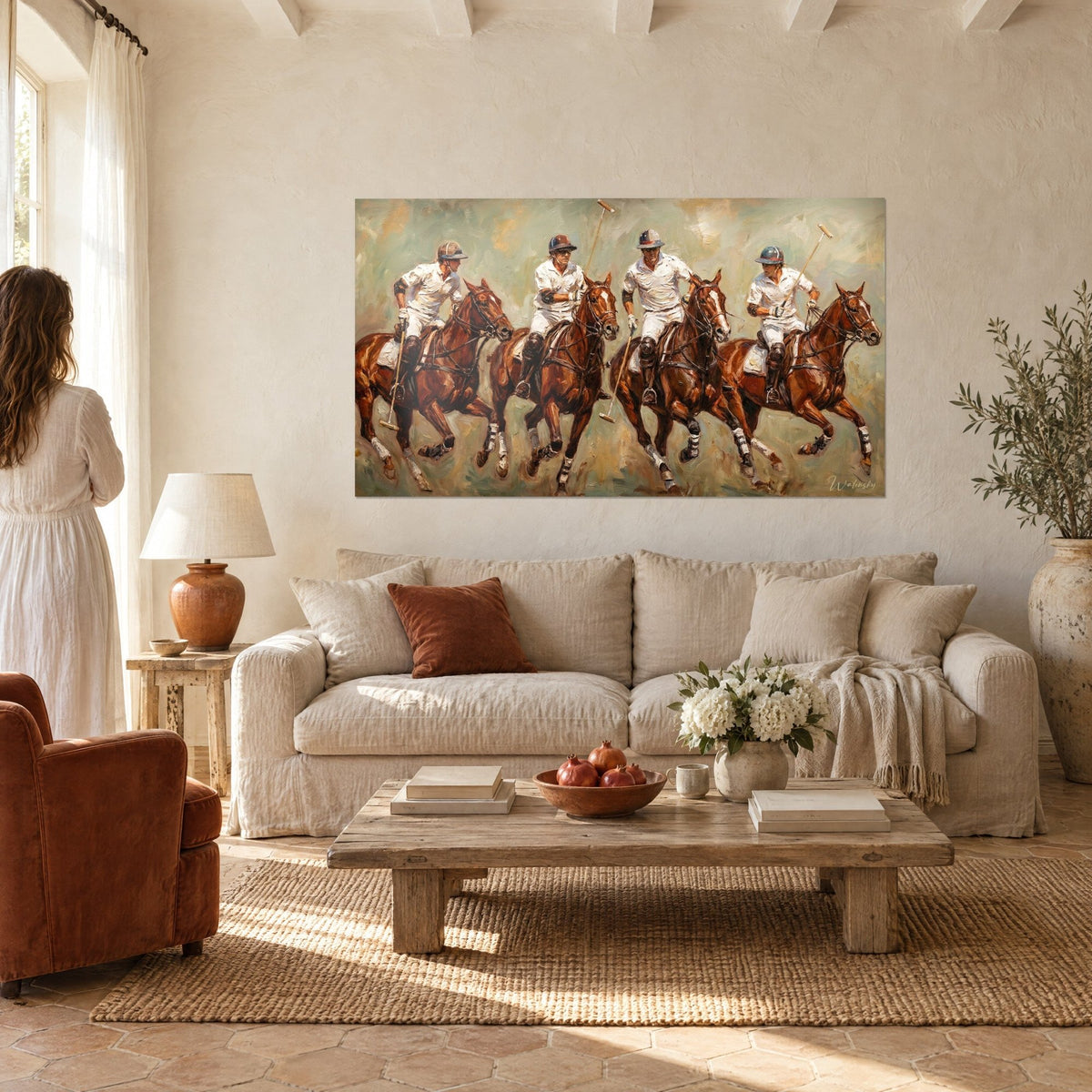 Quadro giocatori di polo in camicia bianca su cavalli sauri, sfondo verde salvia, sopra un divano in un soggiorno luminoso
