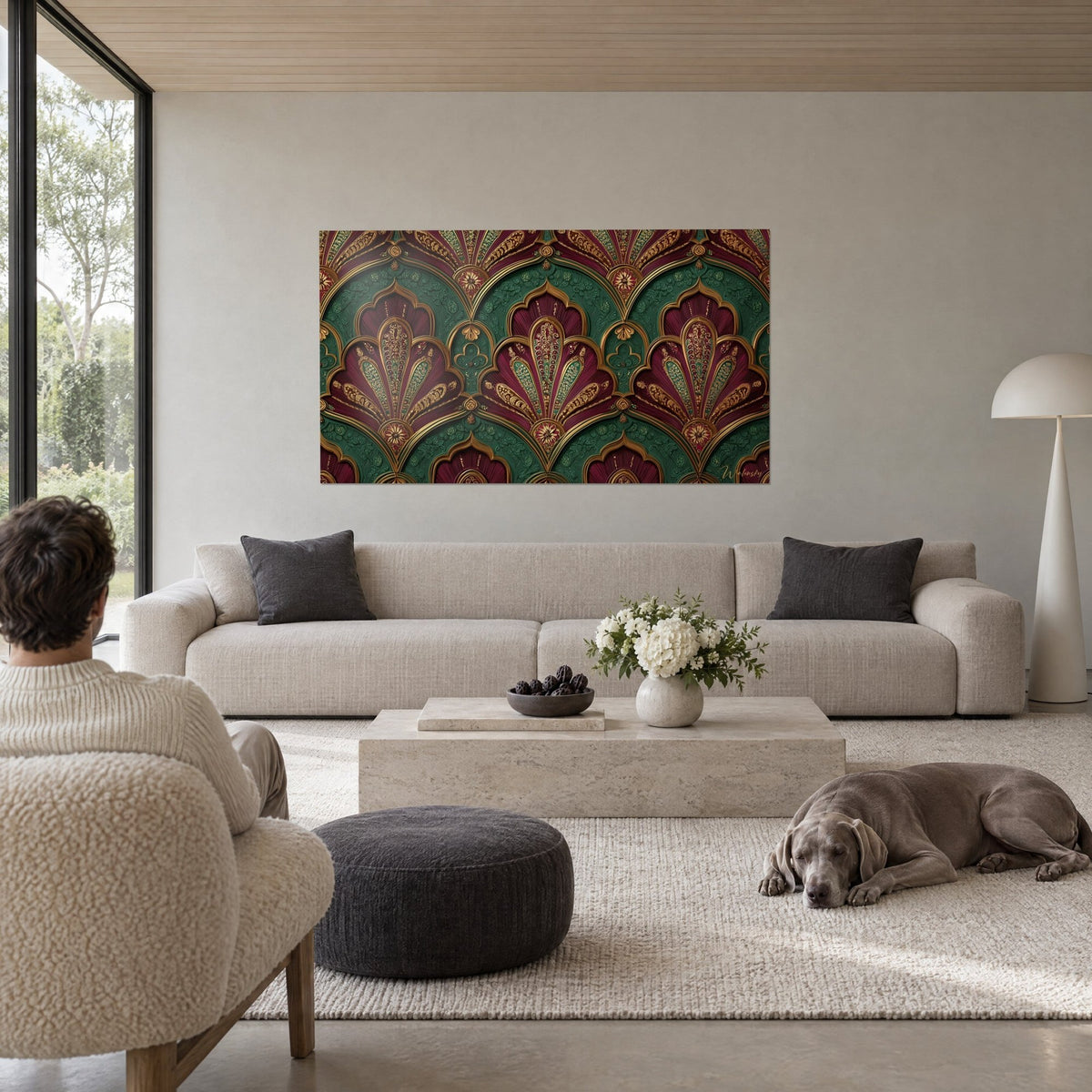 Gemälde Art-déco-Fächer in Bordeaux und Smaragdgrün, fein ziselierte Goldborten, über einem Sofa in einem hellen Wohnzimmer