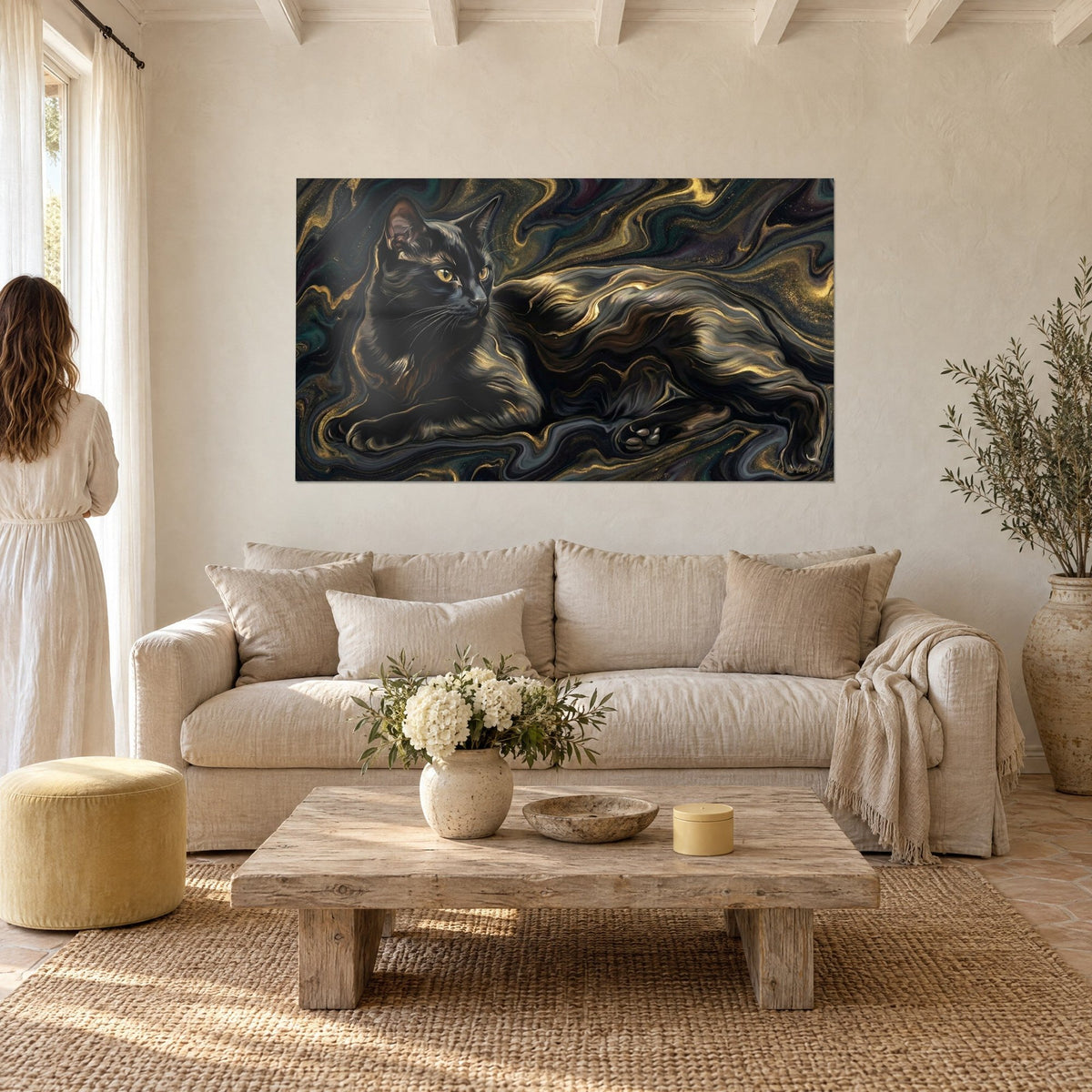 Schilderij zwarte miniatuurpanter met gouden ogen, liggend in een vloeistof van goud en donkergroen, boven een bank in een lichte woonkamer
