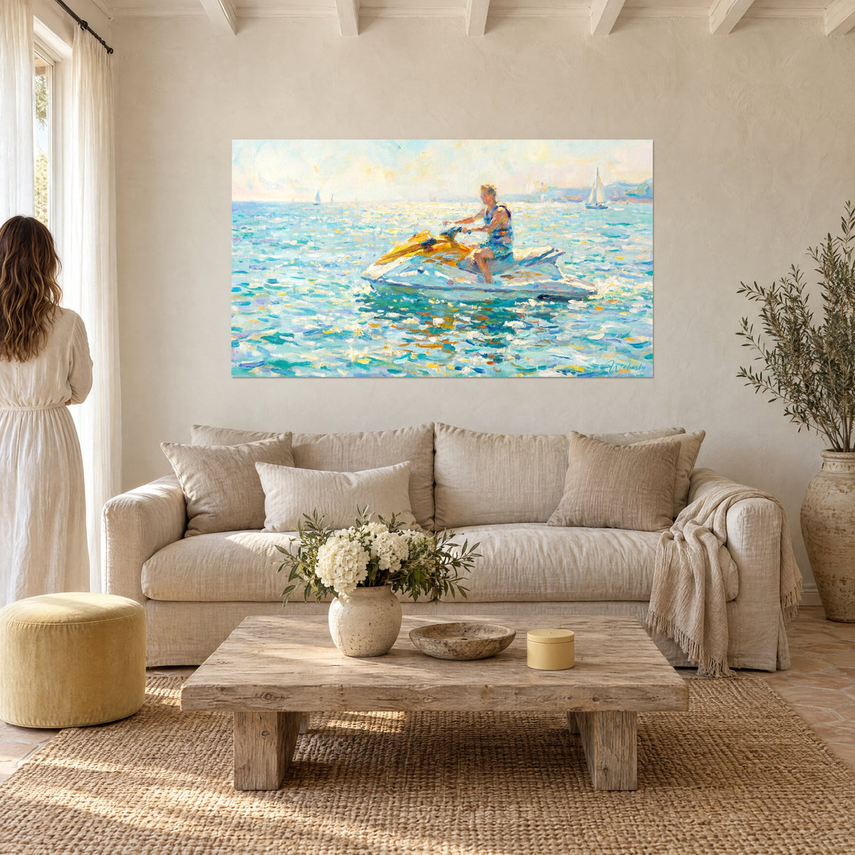 Tableau pilote de jet-ski en gilet rayé bleu fendant des vagues turquoise et dorées, au-dessus d'un canapé dans un salon lumineux