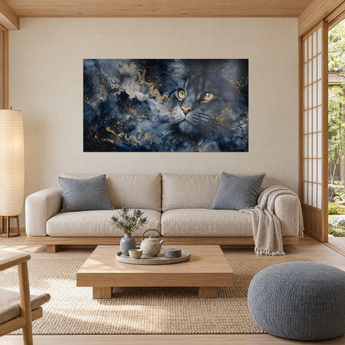 Tableau portrait félin aux yeux dorés, fourrure gris ardoise et éclaboussures d'or sur fond bleu nuit, au-dessus d'un canapé dans un salon lumineux
