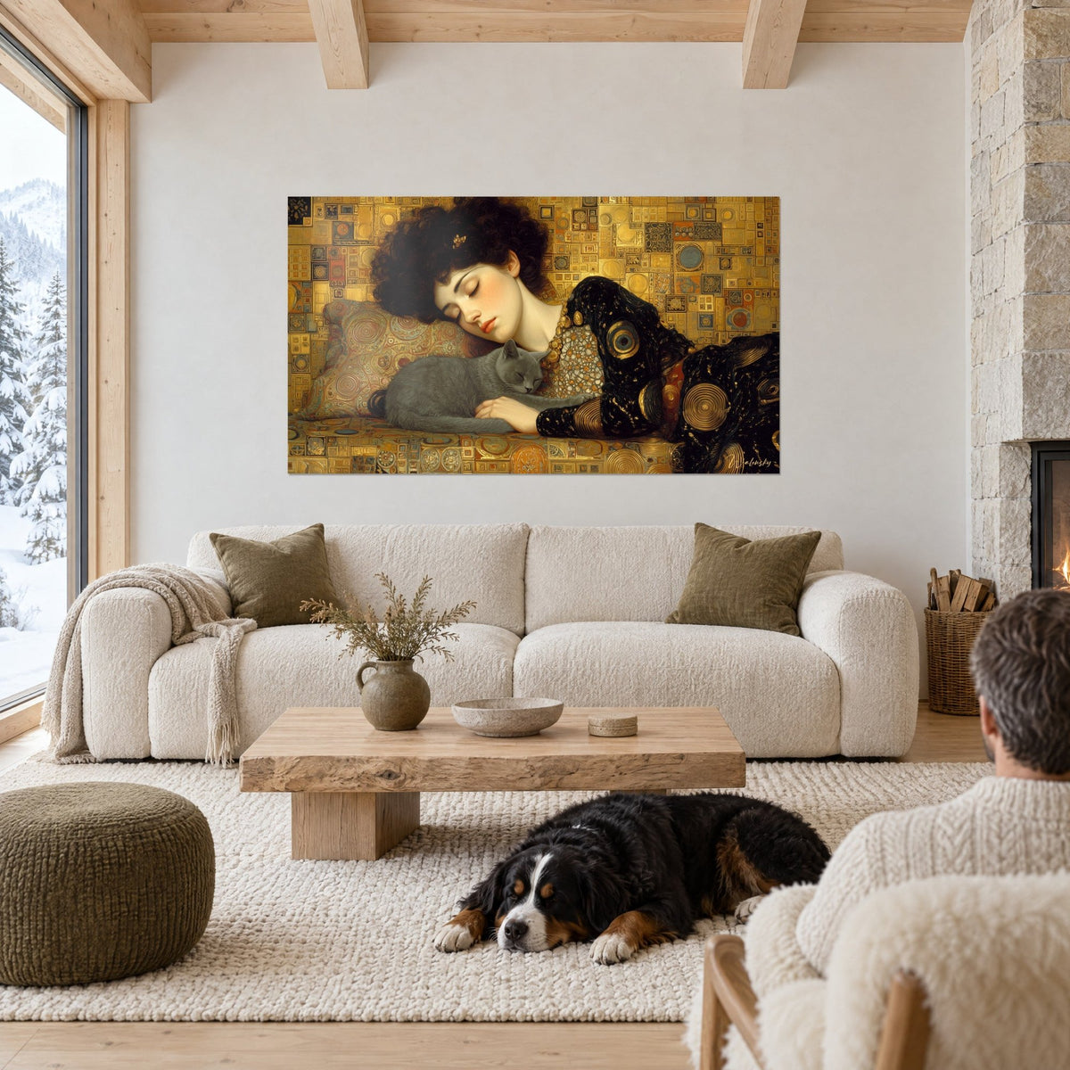 Schilderij jonge slapende vrouw met bruine krullen, opgerolde grijze kat, gouden en zwarte patronen, bank van een chalet, liggende hond