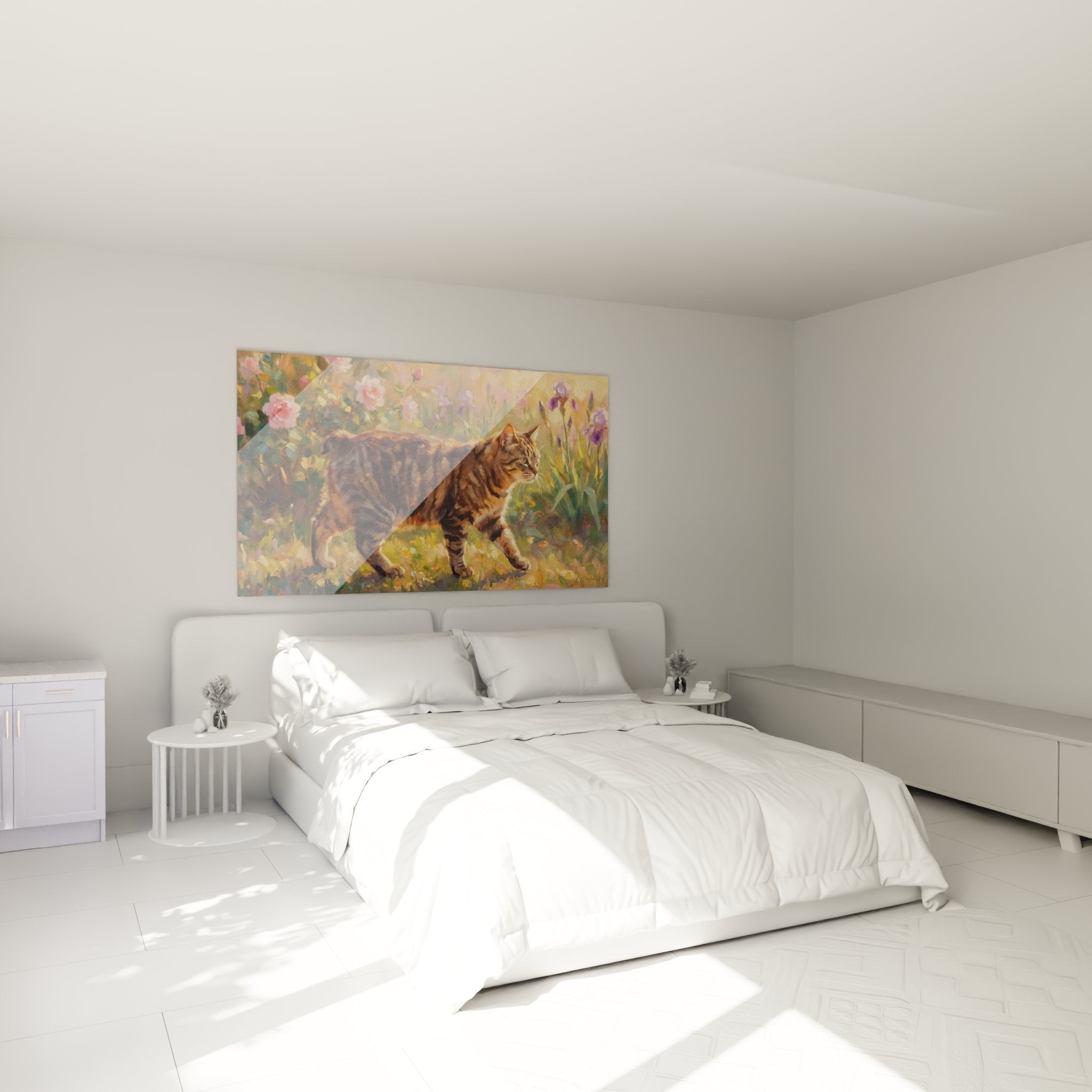 Décoration murale chat Manx dans chambre moderne avec tableau jardin fleuri au-dessus du lit