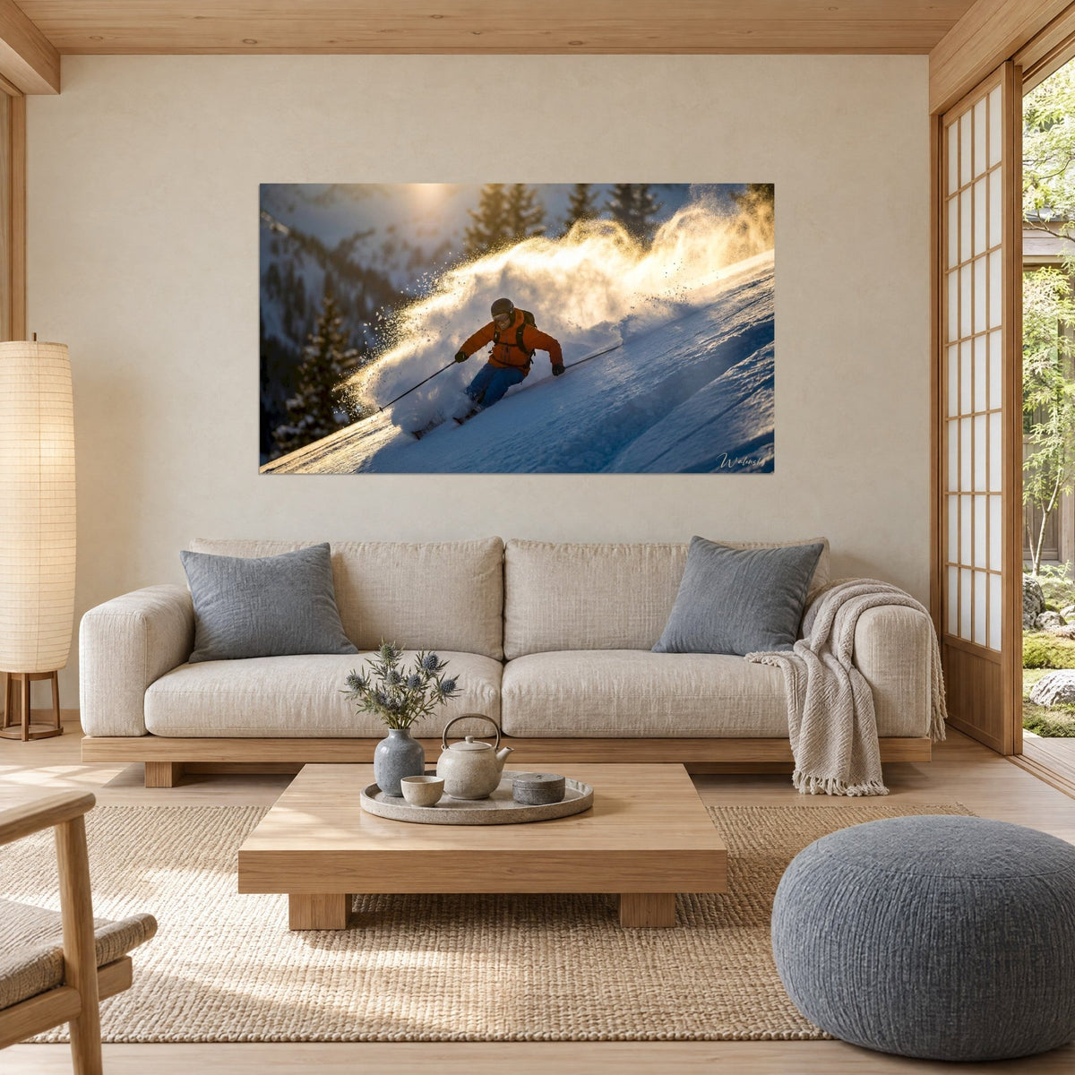 Quadro di uno sciatore con giacca arancione in una nuvola di neve fresca dorata, pini scuri, sopra un divano in un soggiorno luminoso