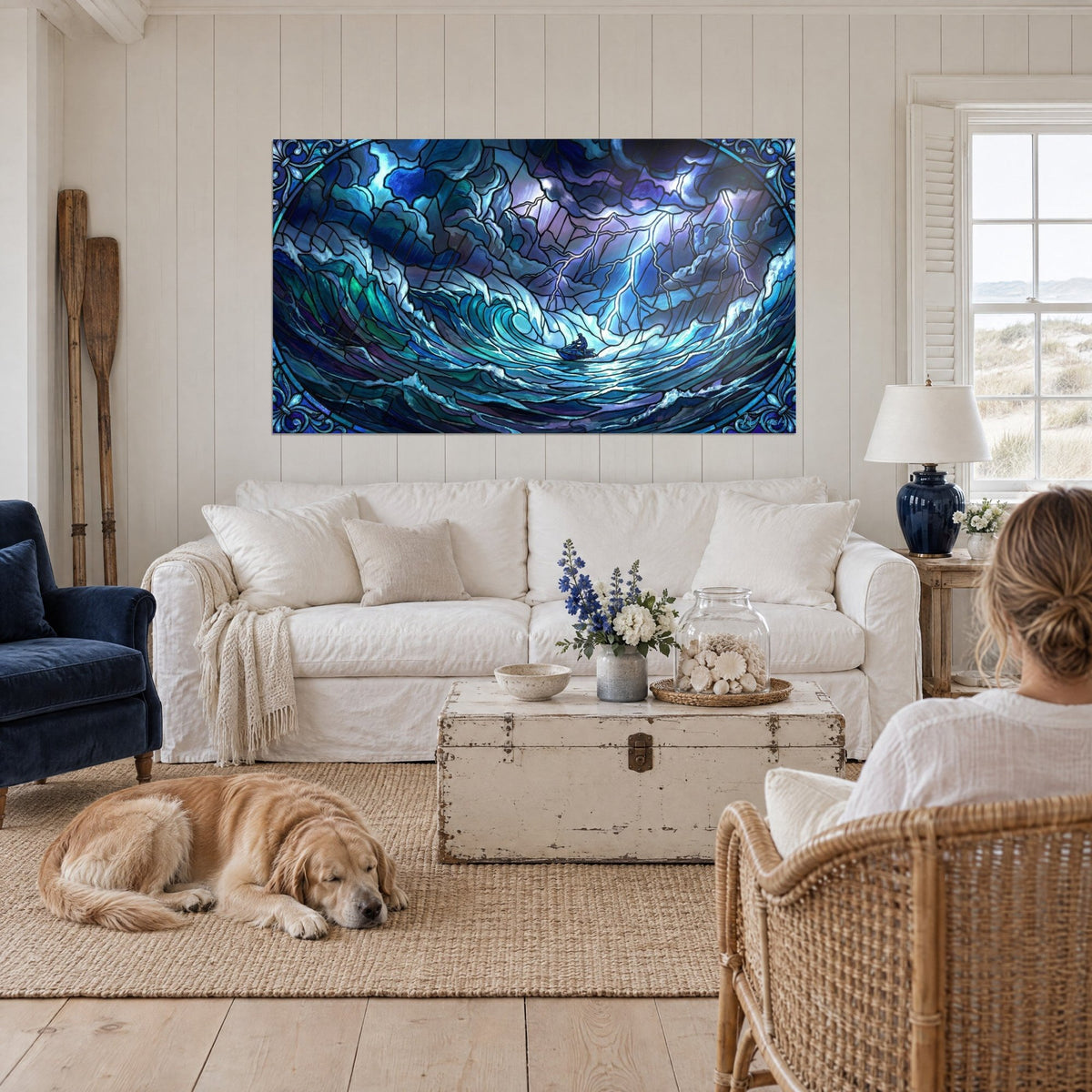 Tableau jet-ski filant sous les éclairs, vitrail de vagues bleu nuit et turquoise, au-dessus d'un canapé dans un salon lumineux