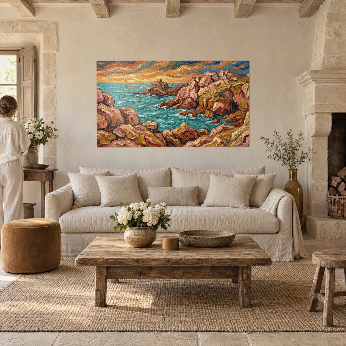 Quadro di scogliere rosa in impasto spesso sotto un cielo arancio e un mare turchese, sopra un divano in un soggiorno luminoso