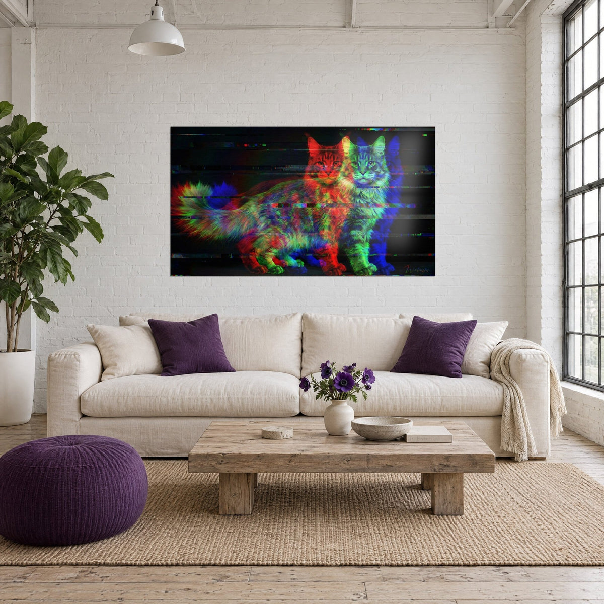 Schilderij Maine Coon kat in glitch art-stijl, overlappende silhouetten in rood, groen en blauw op zwarte achtergrond, boven een bank in een lichte woonkamer