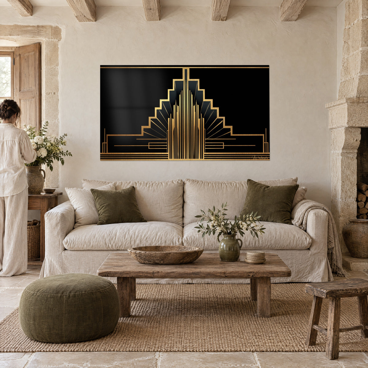 Gemälde Art-déco-Wolkenkratzer mit gebürsteten Goldlinien auf schwarzem Grund, von einer Frau von hinten betrachtet, über einem Sofa in einem hellen Wohnzimmer