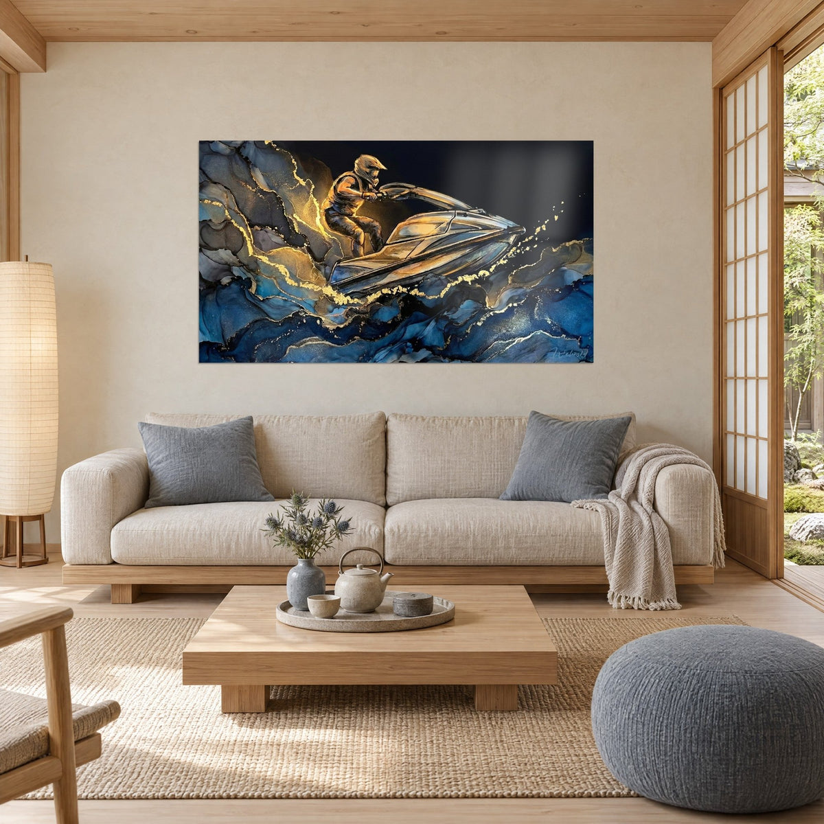 Tableau pilote casqué sur jet-ski fendant des vagues bleu nuit veinées d'or, au-dessus d'un canapé dans un salon lumineux