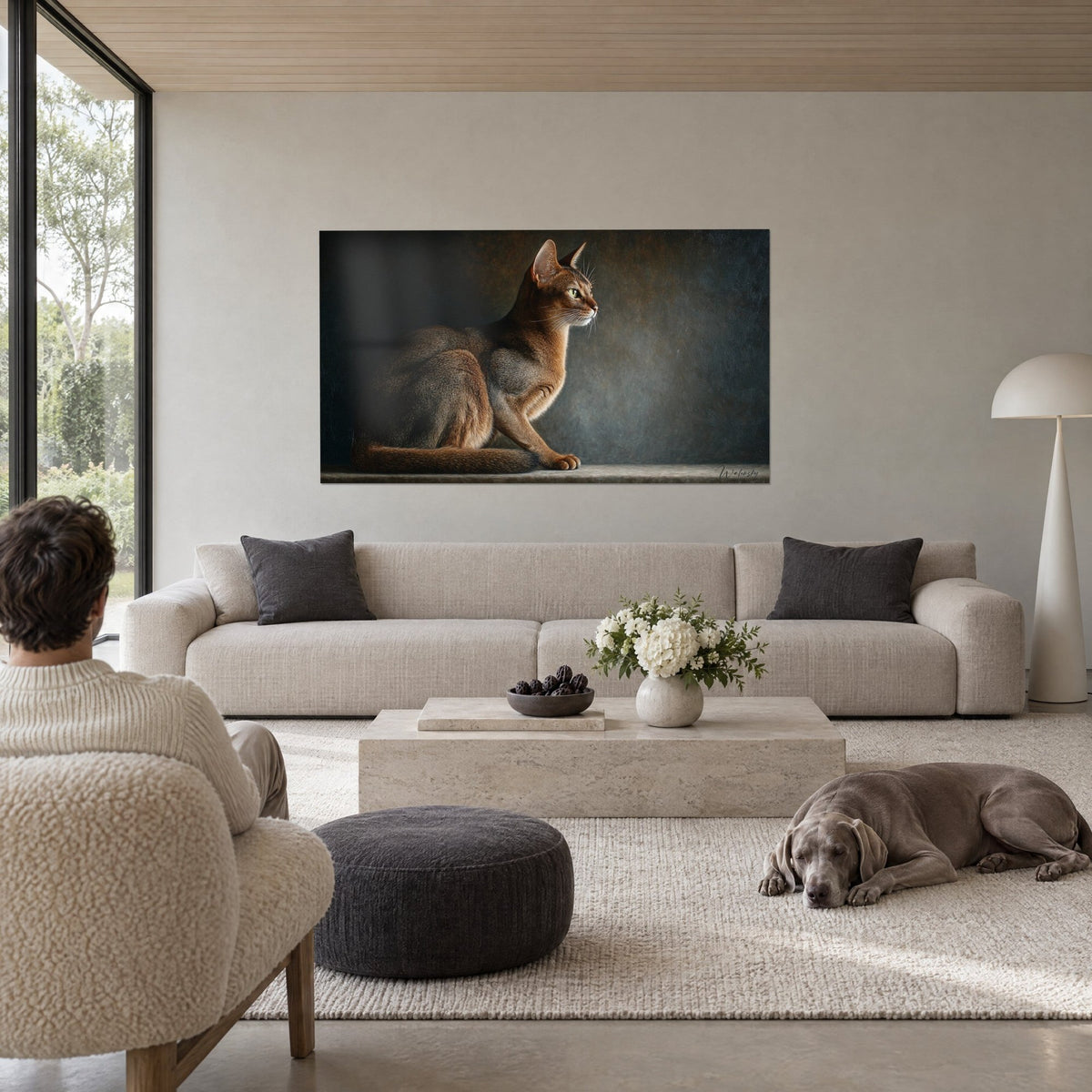 Tableau félin abyssin de profil, pelage cuivré et roux sur fond ardoise sombre, au-dessus d'un canapé dans un salon lumineux