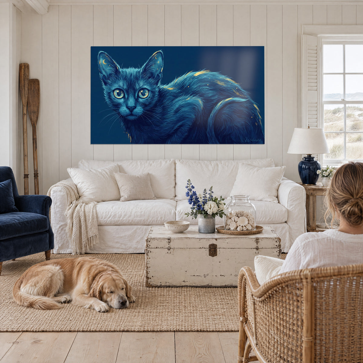 Πίνακας γάτα lykoi με χρυσά, αστεροειδή μάτια, μπλε νυχτερινό τρίχωμα και ωχρά σημάδια, πάνω από έναν καναπέ σε φωτεινό σαλόνι