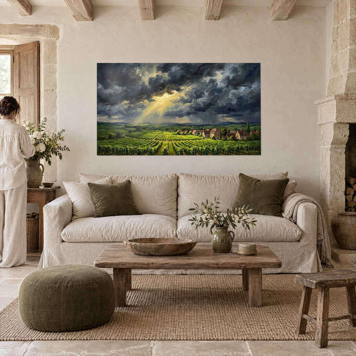 Cuadro viñedos de Alsacia bajo una tormenta dorada, rayos amarillos de luz y nubes grises, encima de un sofá en un salón luminoso