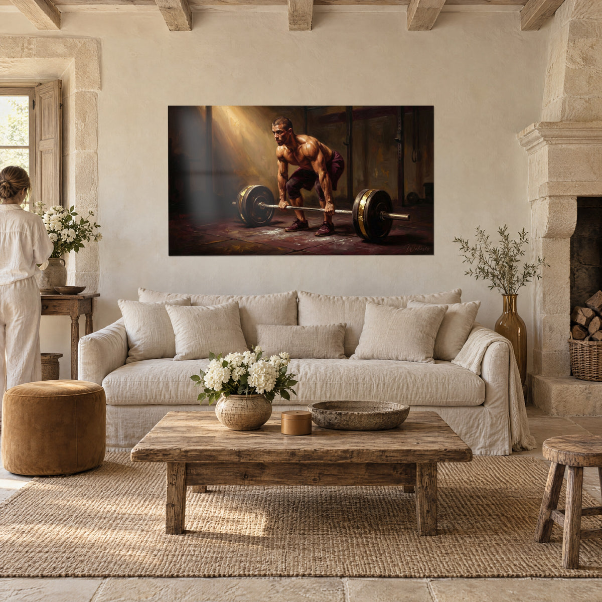 Gemälde eines oben ohne Gewichthebers, der eine beladene Hantel stemmt, in Ocker-Gold und Bordeaux, zwei Personen von hinten über einem Sofa in einem hellen Wohnzimmer