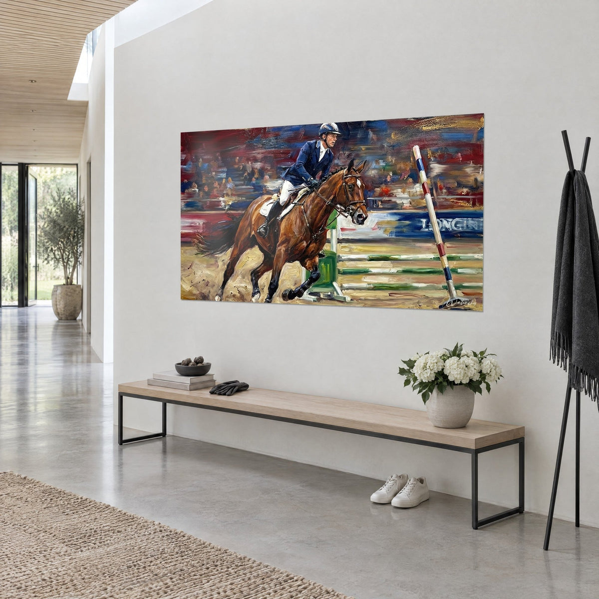 Tableau cheval alezan au galop devant une barre rayée rouge et bleu, selle blanche, piste sablée, accroché dans un couloir de maison d'architecte