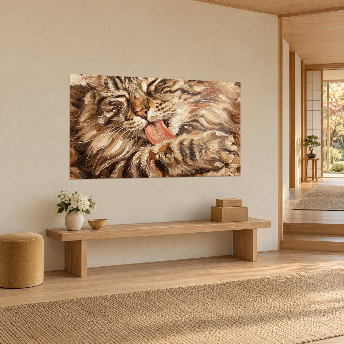 Tableau félin à longs poils caramel et ivoire, museau rosé, vibrisses blanches, posé sur un mur beige, banc en bois clair