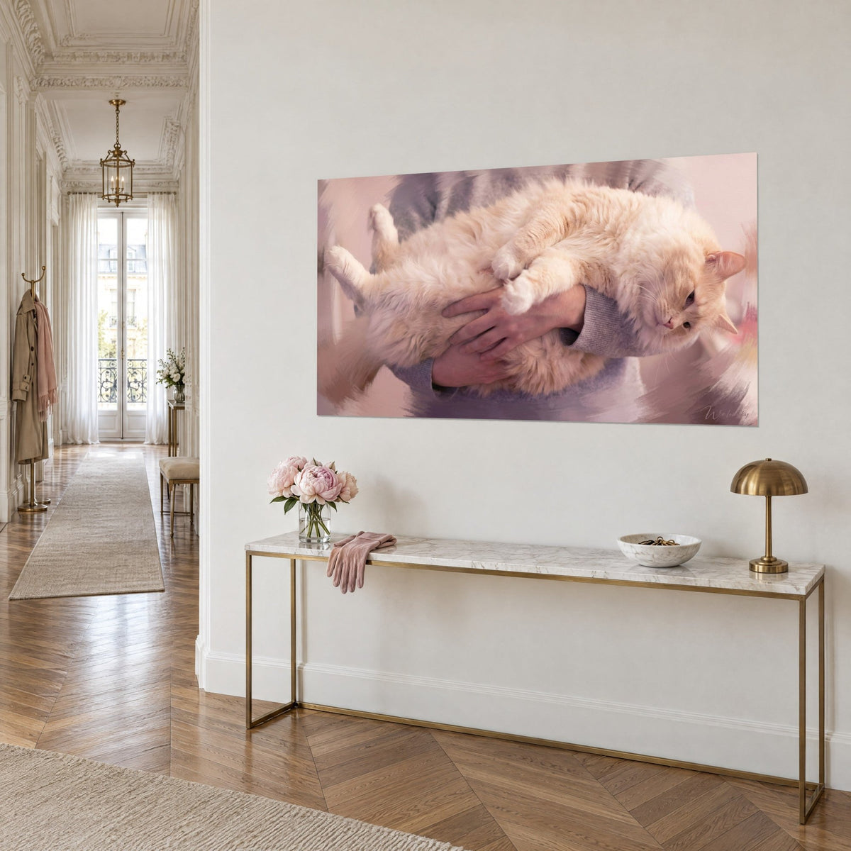 Tableau Ragamuffin moelleux étalé sur le dos, fourrure blanc crème et ambre, coulures roses, console dorée dans l'entrée