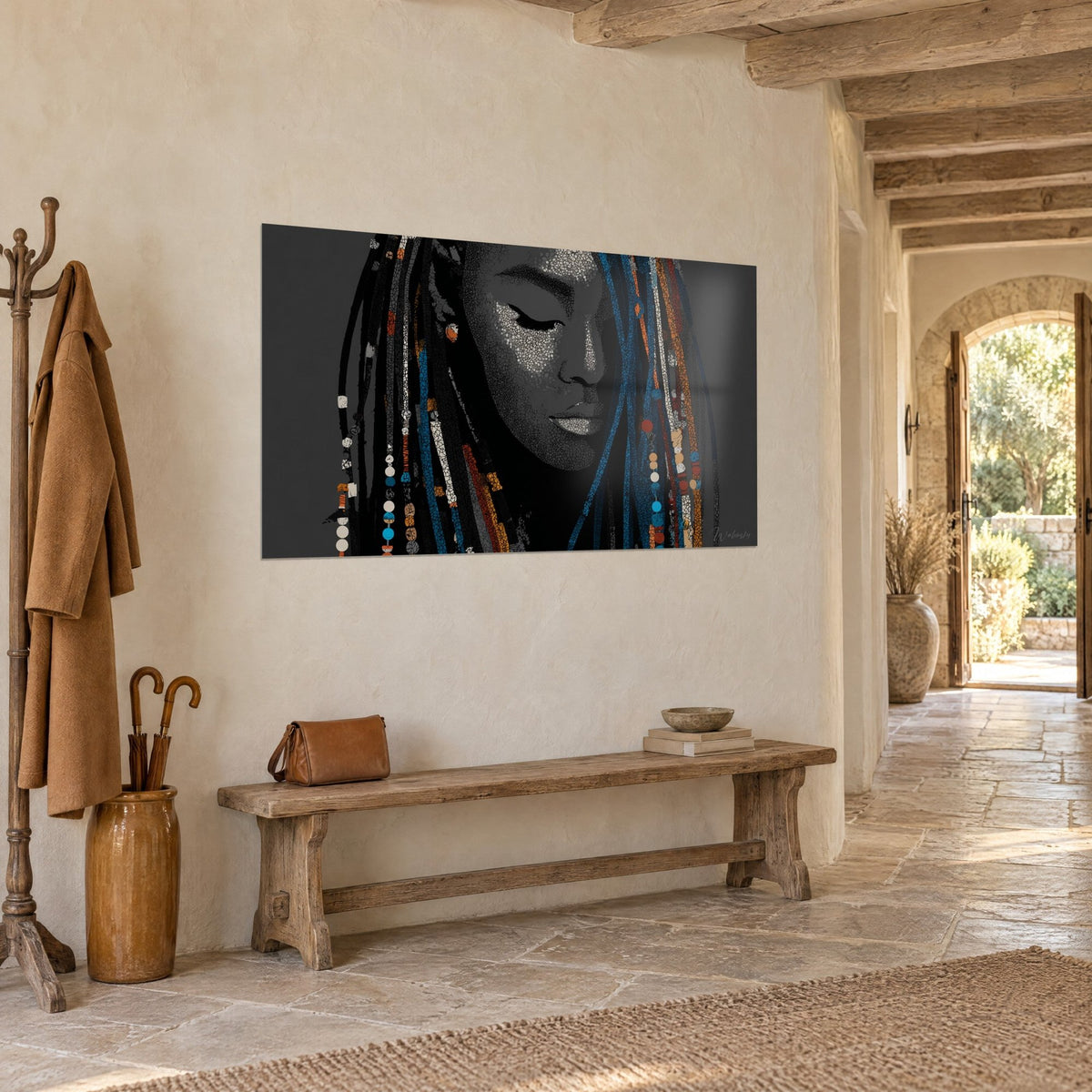 Quadro ritratto africano in mosaico grigio craquelé, lunghe trecce blu e arancioni, su un muro di pietra chiara di campagna