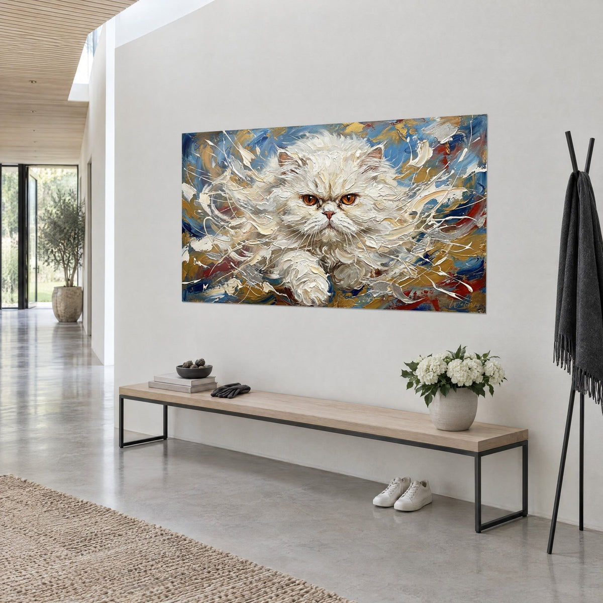 Cuadro gato angora marfil de ojos cobrizos, toques de pasta gruesa en azul cobalto y oro, sobre una pared blanca junto a un banco de madera
