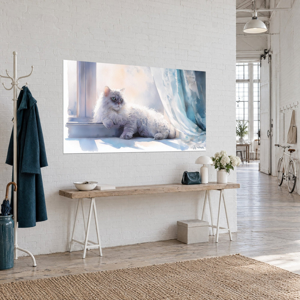 Quadro di un felino dal pelo crema riccio, tenda blu trasparente e luce rosata, visto di tre quarti in un loft d'artista