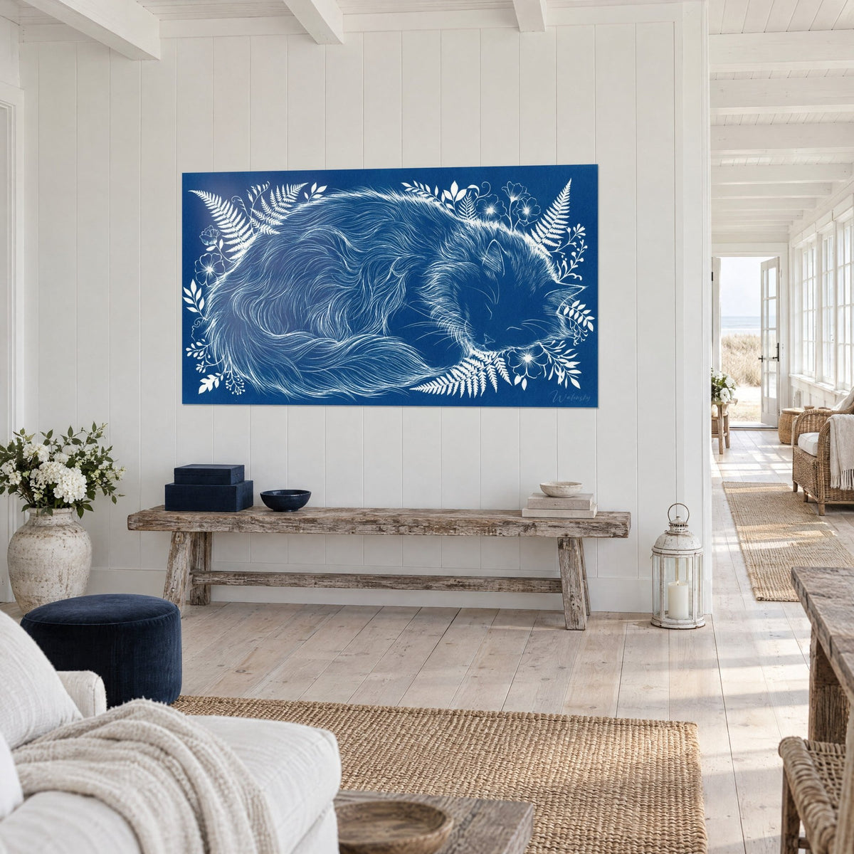 Gemälde einer eingerollten Katze mit weichem weißem Fell auf marineblauem Grund, Farne und Blumen, Dreiviertelansicht, Küstenhaus