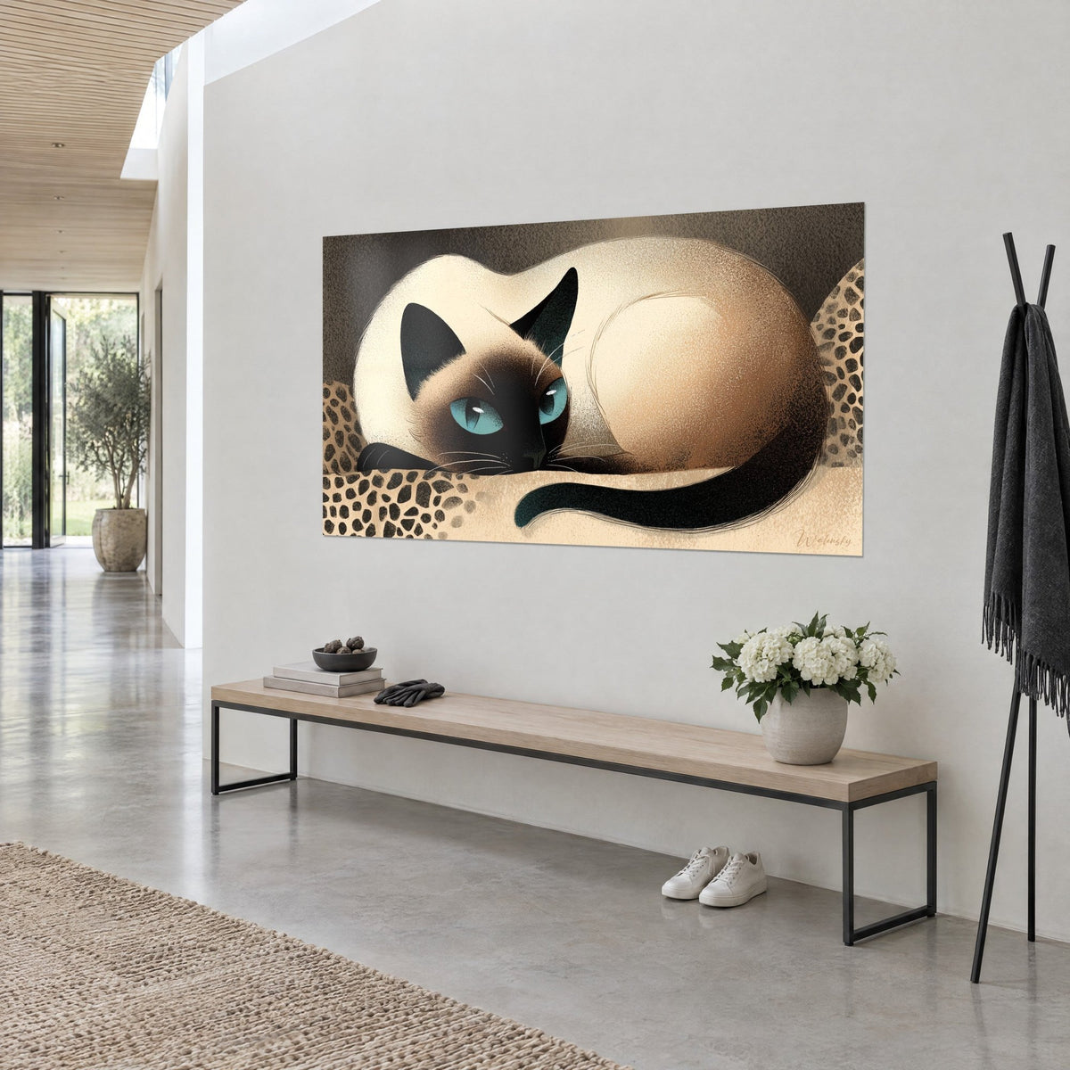 Schilderij feline met rechtopstaande zwarte oren, ivoorkleurige en vosrode vacht, donkere gebogen staart, tegen witte muur, driekwart aanzicht