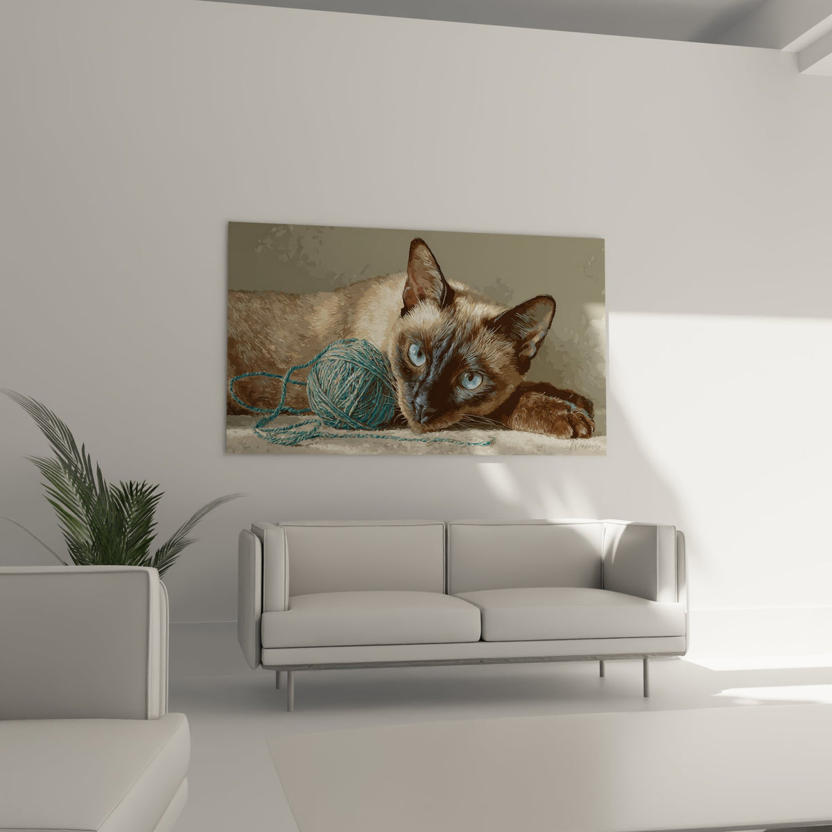 Πίνακας γάτα Siamese με το κεφάλι ακουμπισμένο στο πόδι, βλέμμα παγωμένου γαλαζίου, τρίχωμα άμμου και σοκολάτας, λευκός τοίχος αρχιτεκτονικού σπιτιού