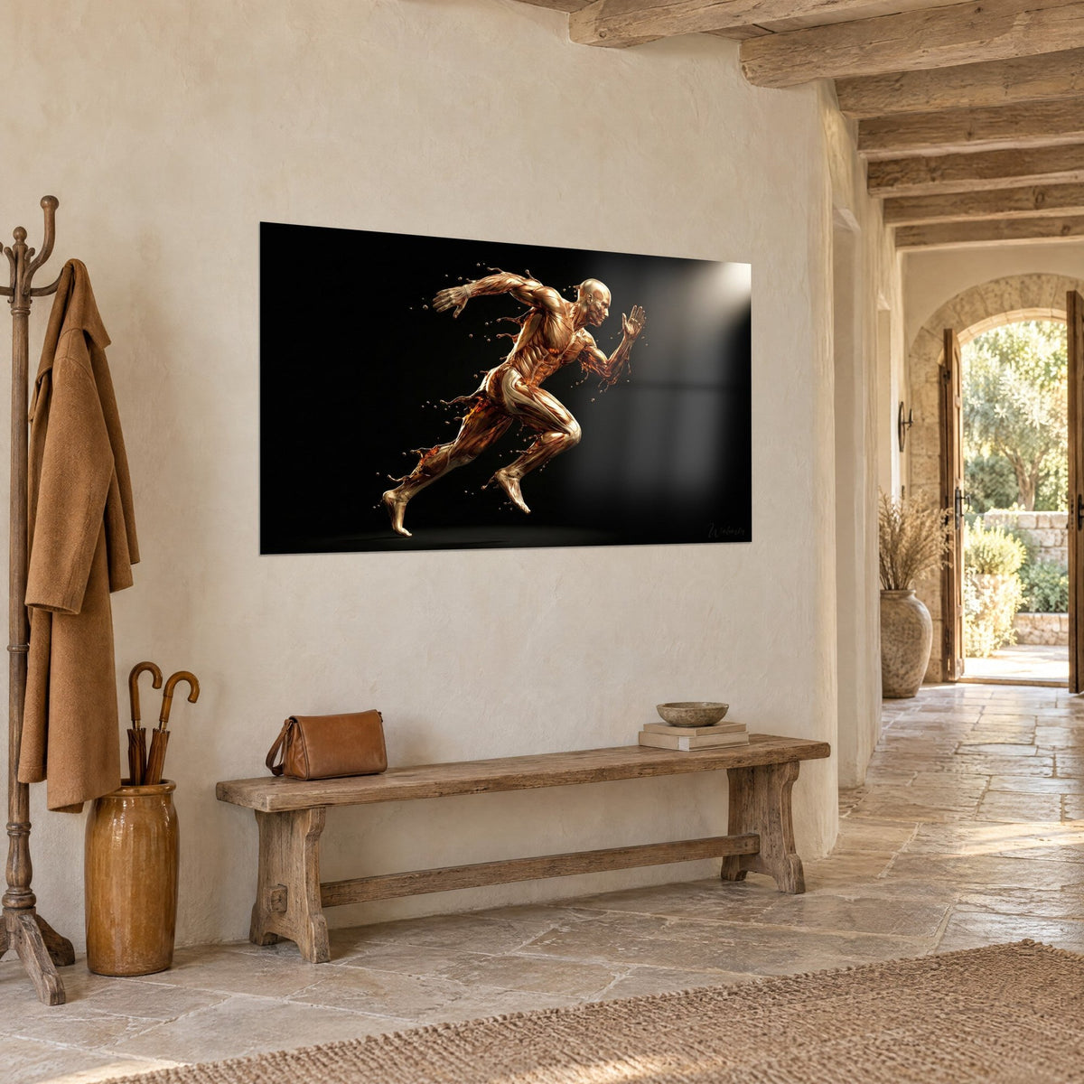 Tableau coureur musclé aux reflets de cuivre liquide, bras tendus, fond noir profond, accroché dans un couloir en pierre blonde