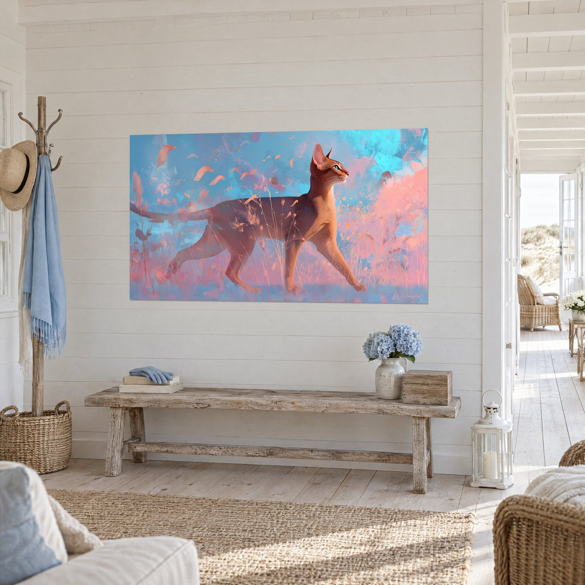 Tableau félin roux aux yeux turquoise, queue étirée dans des herbes sauvages bleues et roses, sur un mur en lambris blanc