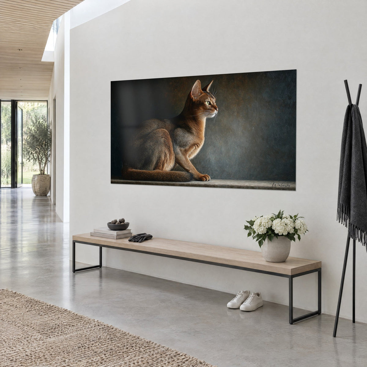 Tableau portrait de chat ruddy aux yeux verts, ombres brun chocolat et reflets dorés, accroché au-dessus d'une console en bois