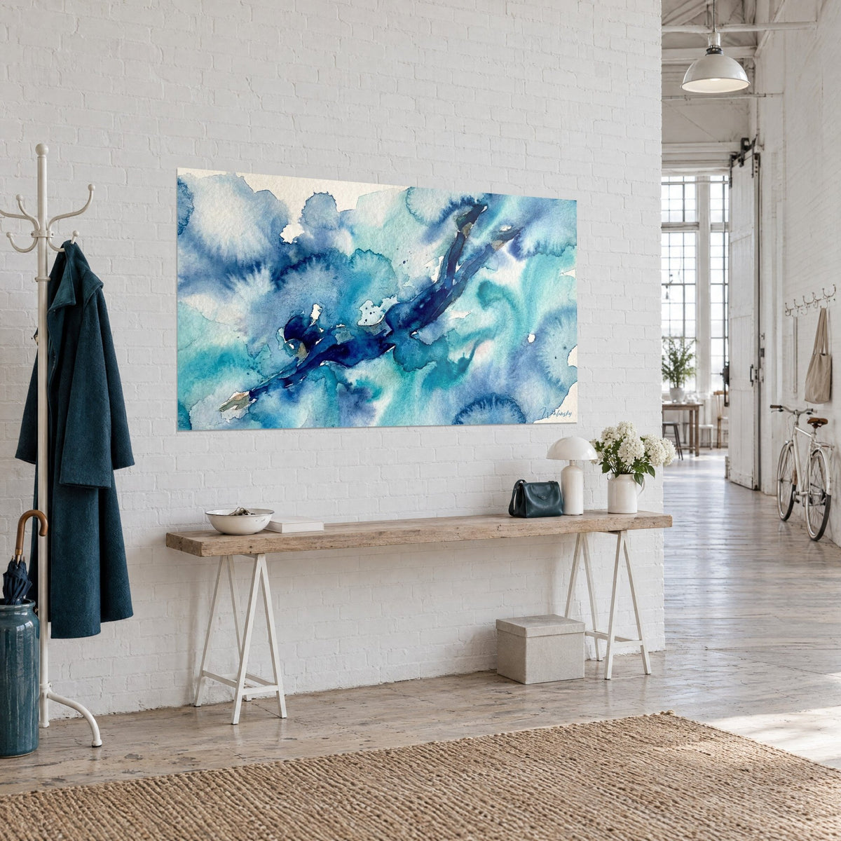 Tableau plongeur indigo flottant dans des nuages bleu cobalt et vert d'eau, vu de trois-quarts dans un loft d'artiste