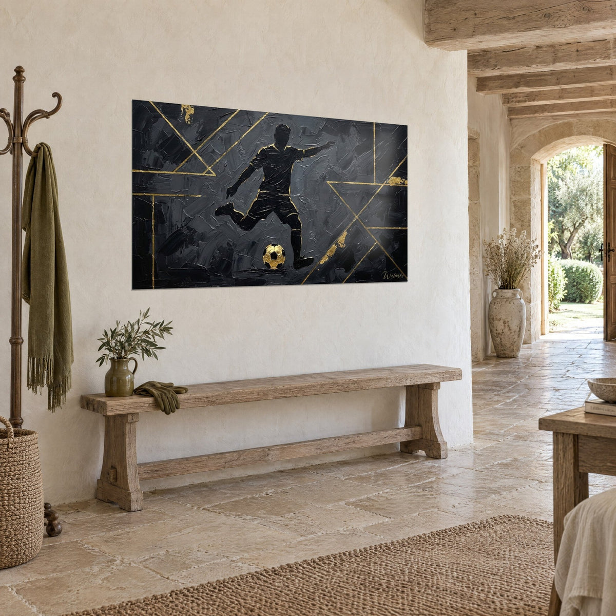 Tableau footballeur au tir puissant, ballon d'or à ses pieds, lignes dorées géométriques sur noir texturé, mur en pierre claire