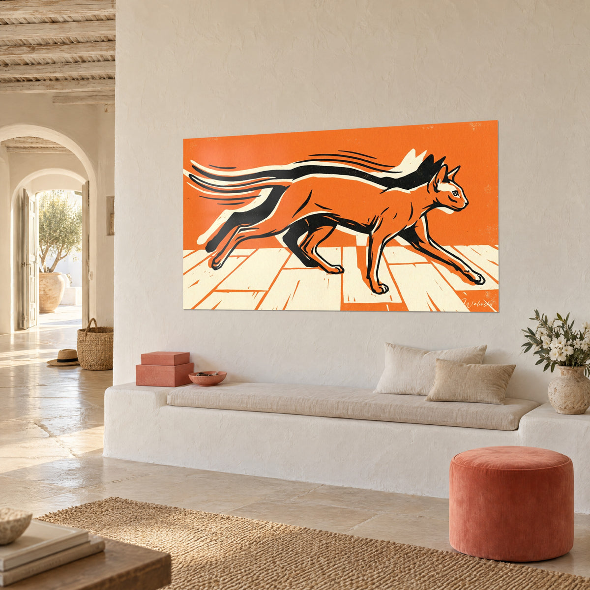 Cuadro felino esbelto con trazos negros de velocidad sobre fondo naranja, suelo crema, vista de tres cuartos, banqueta blanca