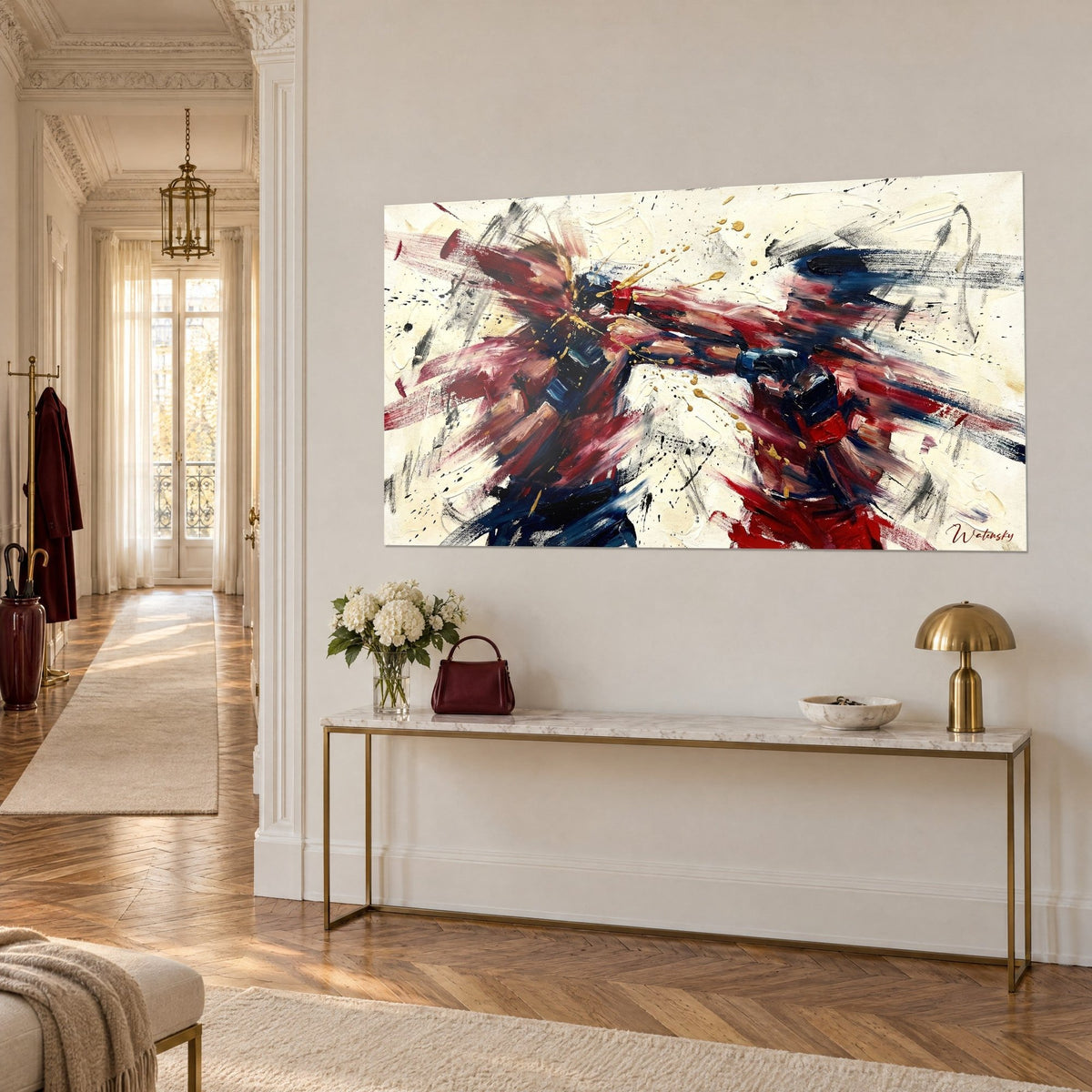 Gemälde eines MMA-Kampfes in Spachtelstrichen aus Bordeaux und Marineblau auf cremefarbenem Grund, an einer Wand im Haussmann-Flur