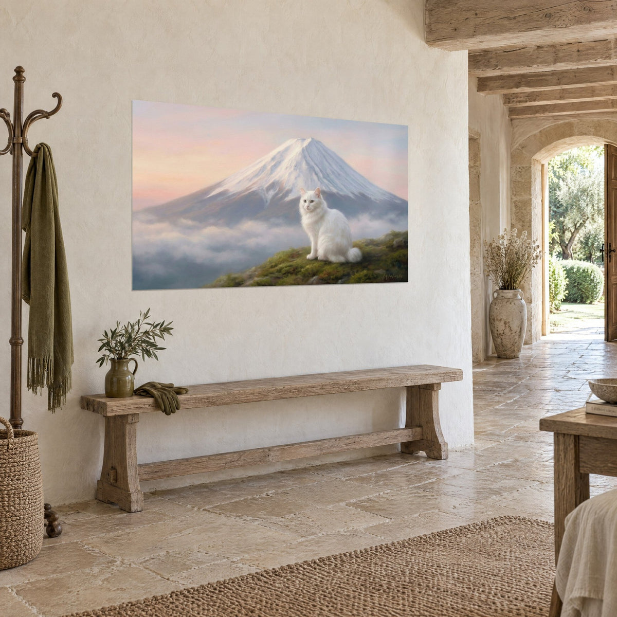 Quadro Japanese Bobtail avorio di fronte a un vulcano grigio-azzurro velato di nebbia rosa, ripreso di tre quarti in una casa di pietra