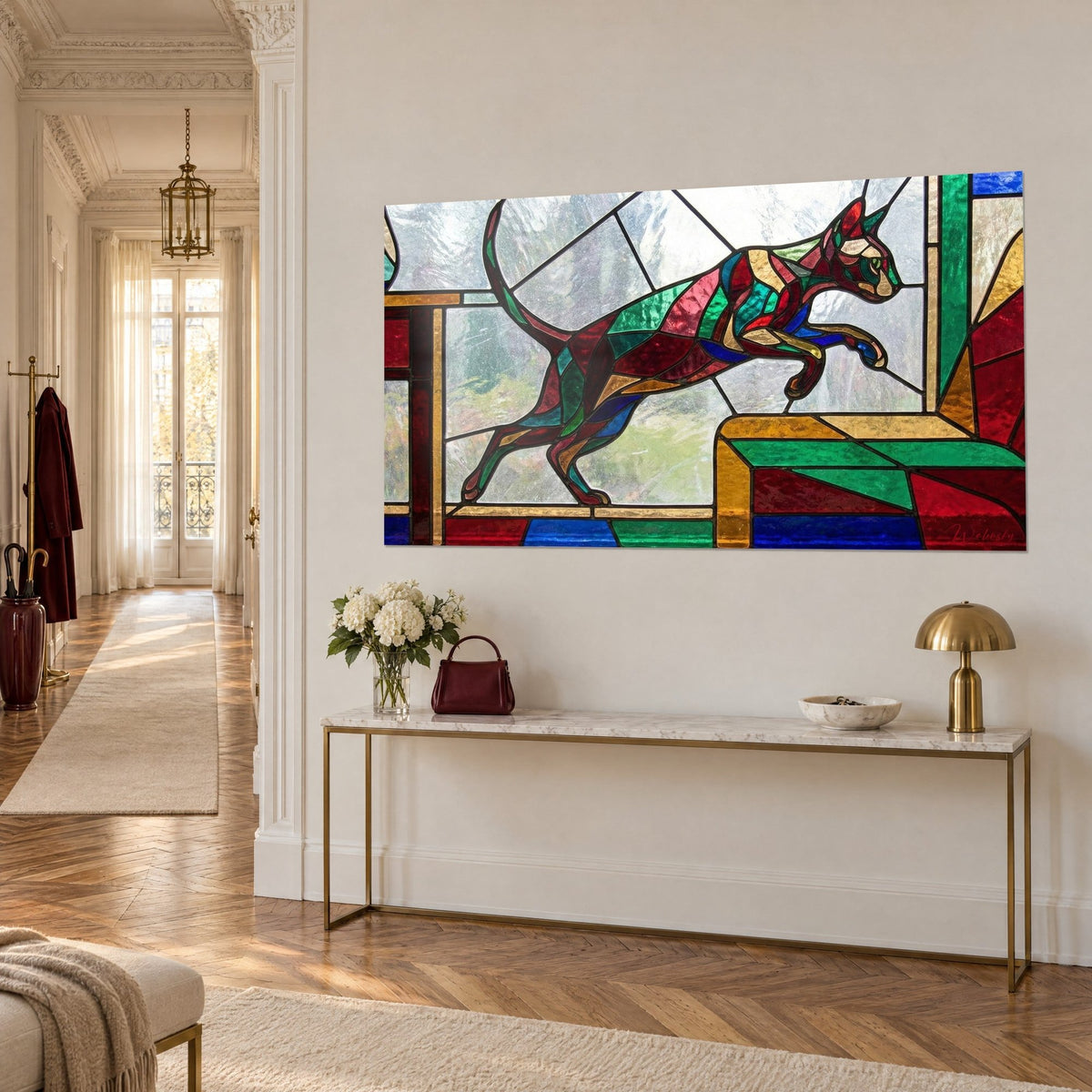 Quadro felino slanciato in vetro colorato, coda alzata, pannelli ambra e blu cobalto, vista a tre quarti, consolle dorata